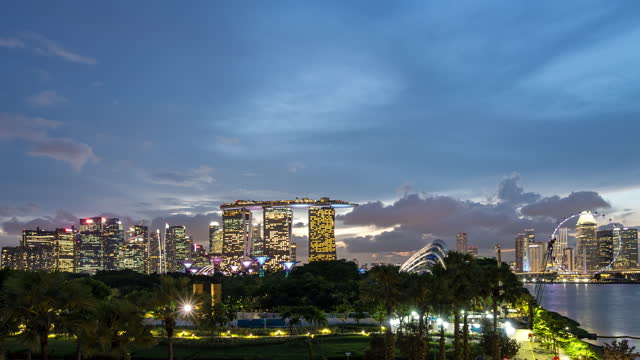 Time lapse of downtown district Singapore and Marina bay sand. Timelapse view of Marina Bay with its illuminated skyscrapers at sunset. Timelapse Day to night City.
