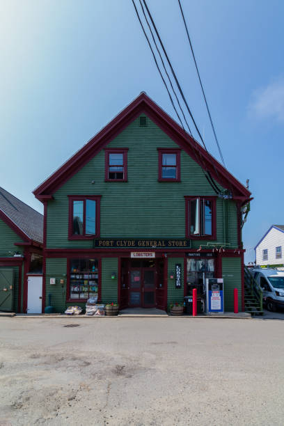 port clyde general store em um dia claro e ensolarado de verão - new england pemaquid peninsula blue skies lighthouse - fotografias e filmes do acervo