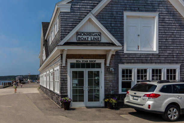 monhegan boat line office e sea star shop em um dia claro e ensolarado de verão - new england pemaquid peninsula blue skies lighthouse - fotografias e filmes do acervo