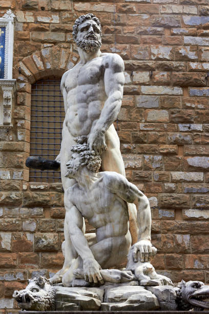 피렌체의 "piazza della signoria"에있는 "palazzo vecchio"를 배경으로하는 hercules & cacus 동상 - cacus 뉴스 사진 이미지