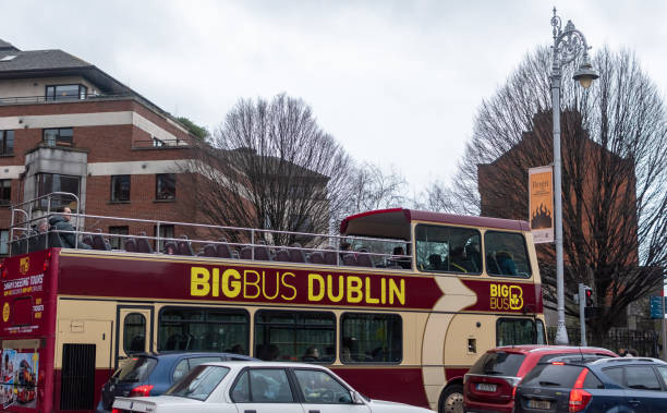 autobus a due piani big bus dublin per visite guidate sulla strada della città - republic of ireland dublin ireland bus city foto e immagini stock