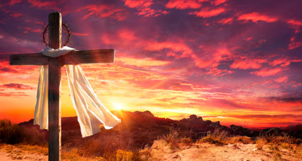 krzyż z szatą i koroną cierniową na wzgórzu o zachodzie słońca - koncepcja kalwarii i zmartwychwstania - cross zdjęcia i obrazy z banku zdjęć