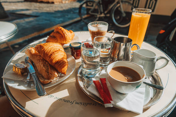 パリの朝の楽しみ:晴れた日のストリートカフェの朝食シーン、サンジェルマンデプレ、パリ、フランス
