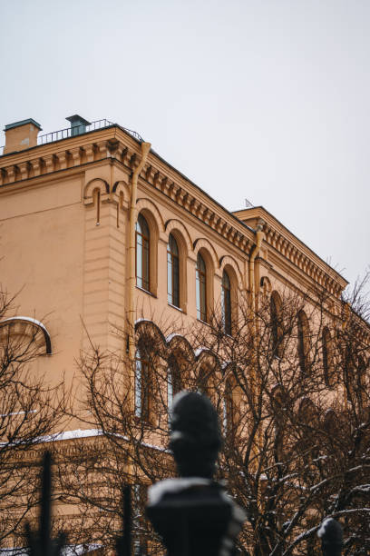 istock Old house in St. Petersburg 1975830169