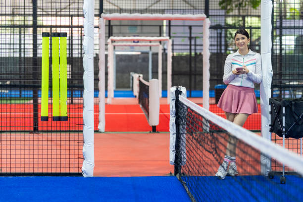 retrato de uma jovem mulher em roupas esportivas de padel - double row - fotografias e filmes do acervo