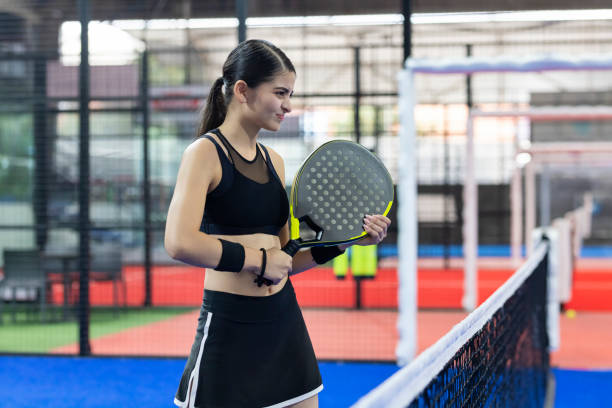 retrato de jovem jogador de padel olhando para concorrente irritado - double row - fotografias e filmes do acervo