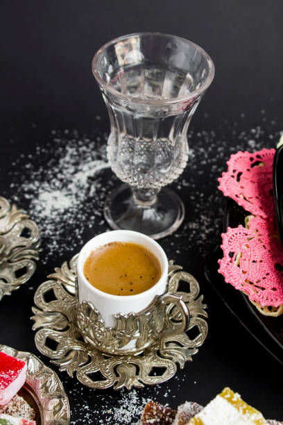 türkischer kaffee und ein glas wasser auf der schwarzen oberfläche - napkin black blank ideas stock-fotos und bilder