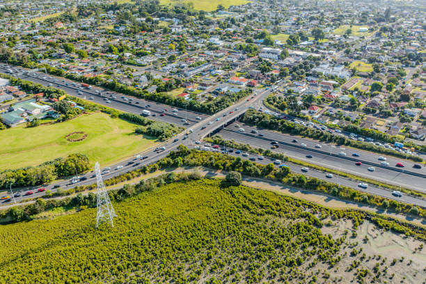 istock Heavy traffic in Mangere 1976288324