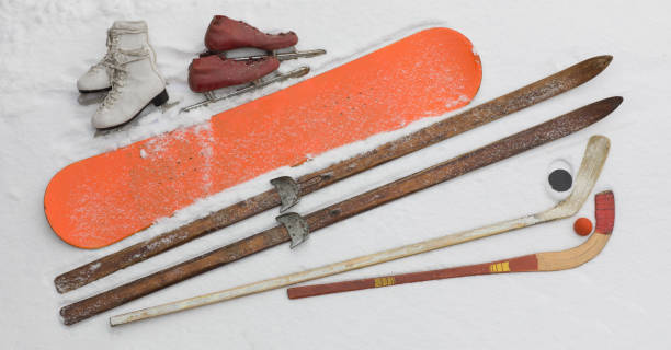 equipamiento deportivo vintage para deportes de invierno en la nieve - ski old wood pair fotografías e imágenes de stock