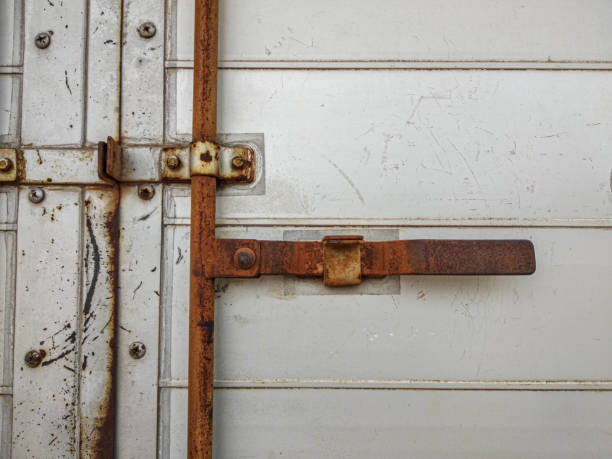 rusty old cargo container doors - vehicle door rusty old fashioned old foto e immagini stock