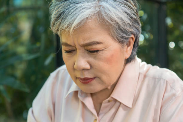 Asian elderly 60s female with gray hair has problem eye ache farsighted pain, senior pensioner retirement woman heahache or stressful after reading book too long, health care old aging concept mujer asiática anciana de 60 años con cabello gris tiene problemas de dolor en los ojos, dolor de hipermetropía, mujer jubilada de jubilación de la tercera edad heahache o estresante después de leer el libro demasiado tiempo, concepto de envejecimient