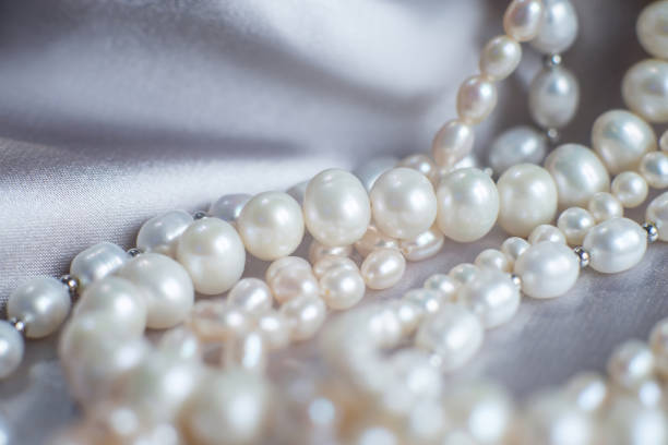 royal luxury pearl beads, background, valentine gift. jewellery - black pearl pearl horizontal necklace 뉴스 사진 이미지