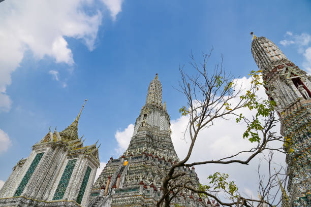 ват арун является важной туристической достопримечательностью, а также символом бангкока, который знают туристы со всего мира. и хотите пр� - thonburi стоковые фото и изображения