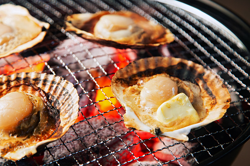 Charcoal-grilled scallops with butter and soy sauce