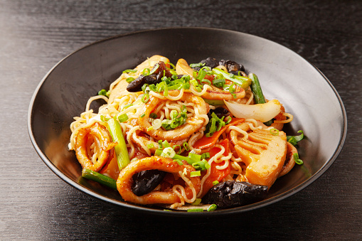 Fried noodles with stir-fried squid with xo sauce