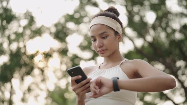 Connecting a fitness tracker with a smartphone before exercising