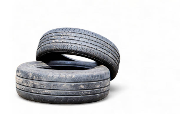 Isolated on a white background two black old car tires with copy space. Reuse of worn out rubber tires. Disposal of used tires. Production of secondary rubber from tires aislados sobre un fondo blanco, dos neumáticos negros de automóviles viejos con espacio de copia. reutilización de neumáticos de caucho desgastados. eliminación de neumáticos usados. producción de caucho secundario a partir de neumáticos.