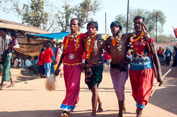 les tribus de baster avec leurs vêtements ethniques se sont rassemblées dans une foire religieuse. - asian tribal culture photos photos et images de collection