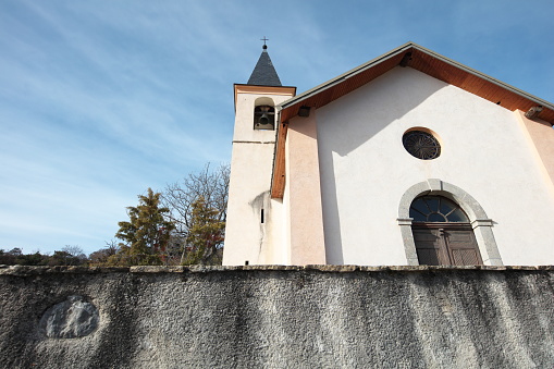 The Saint-Claude church was built in the mid-19th century on old foundations. Very recently restored, this building, located away from the houses of the hamlet, is located not far from the road which leads to Pontis (starting from the relocated cemetery of the drowned village of Ubaye)\n​