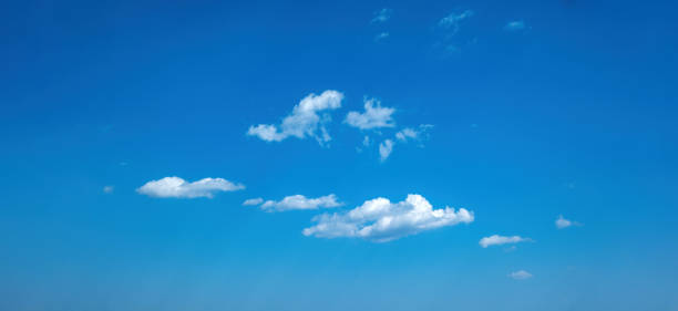 cielo azul claro y textura de fondo de nubes diminutas blancas. horizonte abstracto vacío y brillante. espacio de copia. - scenics multi colored greece blue fotografías e imágenes de stock