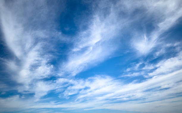 cielo azul claro y nube blanca con textura de fondo de varias formas. horizonte vacío. espacio de copia - scenics multi colored greece blue fotografías e imágenes de stock