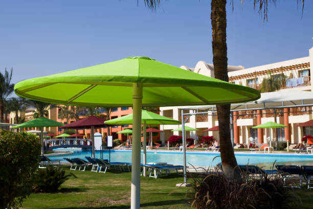 зонтик от солнца с шезло�нгом - parasol formal garden furniture sofa стоковые фото и изображения