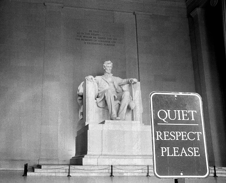 A sign at the Lincoln Memorial commands respect