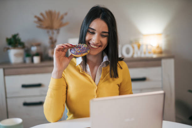 istock Younf female freelancer working from home and having breakfast. 1977900590