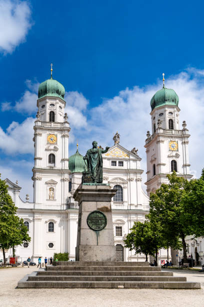 passau, niederbayern - de 6. juni 2023 hochansicht der statue maximilians i. vor dem historischen stephansdom, einer barockkirche aus dem jahr 1688 in passau. - dom st stephan bayern stock-fotos und bilder