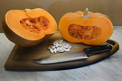 Freshly sliced ​​pumpkin is a healthy vegetarian winter food that can be prepared in many ways.