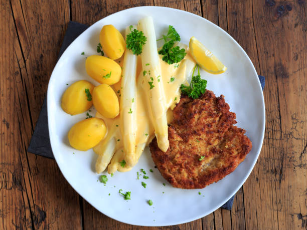 istock Asparagus with schnitzel and potatoes 1978302779