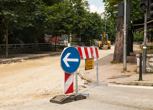 Traffic sign to indicate a construction site at the street