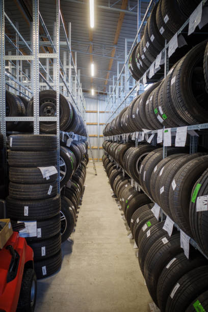많은 바퀴가 자동차 수리점의 타이어 창고에 보관되어 있습니다 - lens barrel 뉴스 사진 이미지