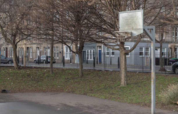 tablero de baloncesto con aro metálico en canchas de baloncesto al aire libre. - concrete park city cityscape fotografías e imágenes de stock