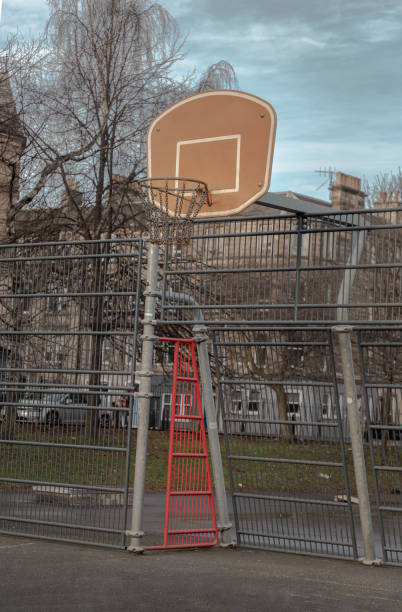 屋外バスケットボールコートのフープメタルリングを備えたバスケットボールバックボード。 - concrete park city cityscape ストックフォトと画像