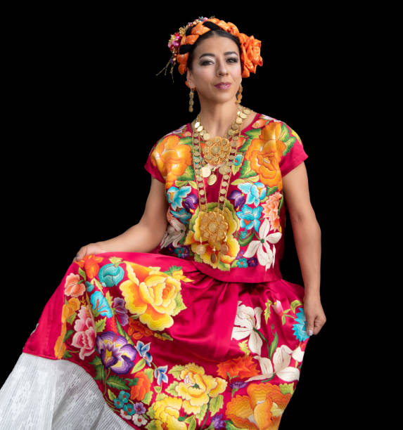 ricamo messicano del costume dello stato di oaxaca indossato da una ballerina latina con fiori multicolori - vogue dancing foto e immagini stock