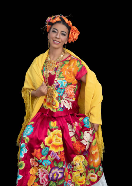 donna latina che indossa un costume dell'istmo di tehuantepec oaxaca con ricami multicolori e collane d'oro - vogue dancing foto e immagini stock