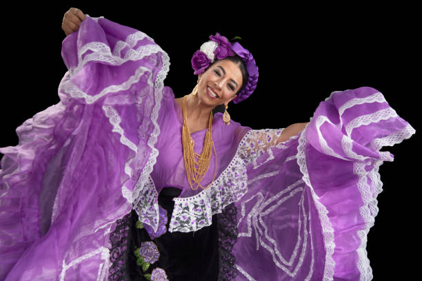 мексиканская танцовщица в фиолетовой юбке исполняет танцы веракруса - voguing стоковые фото и изображения