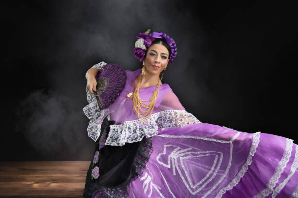 보라색 치마를 입은 멕시코 댄서가 베라크루즈 춤을 추고 있다 - voguing 뉴스 사진 이미지