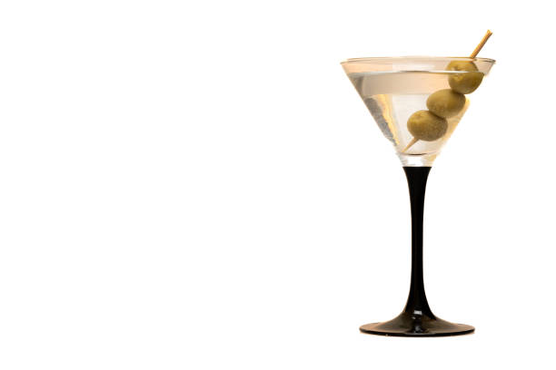 copa de martini con tres aceitunas sobre fondo blanco con espacio de copia - martini martini glass dirty martini olive fotografías e imágenes de stock