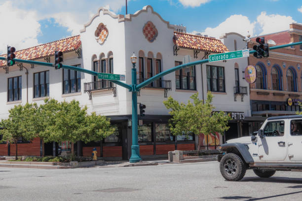 техон-стрит, центр города колорадо-спрингс. - hotel colorado colorado springs usa стоковые фото и изображения