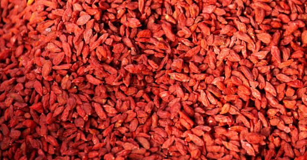 heap of dried goji berries - wolfberry berry chinese medicine berry fruit stock-fotos und bilder