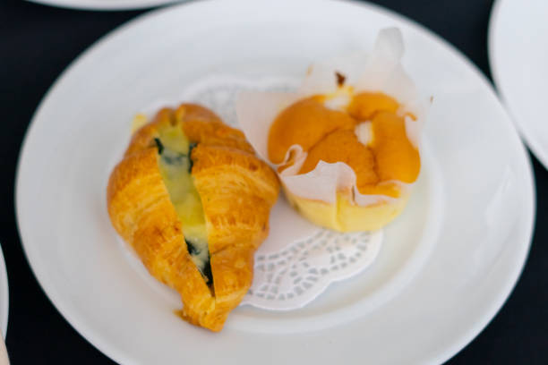 obraz sera camembert na mini croissant, francuski deser na talerzu - camembert zdjęcia i obrazy z banku zdjęć