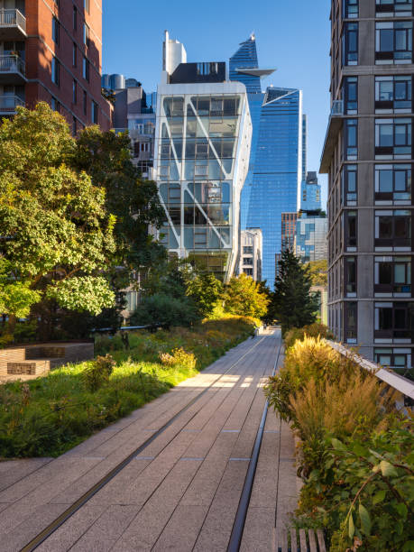 la passeggiata della high line con i grattacieli di hudson yards alla luce del mattino. parco sopraelevato della greenway a chelsea, manhattan, new york city - nyc greenway foto e immagini stock