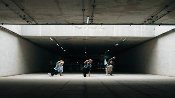 plan long d’un groupe de hipsters dansant ensemble tout en exécutant une danse de b-boy. vif. - beat box photos et images de collection