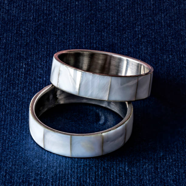 anillos de plata con nácar sobre fondo azul oscuro. - jewelry ring silver mother of pearl fotografías e imágenes de stock