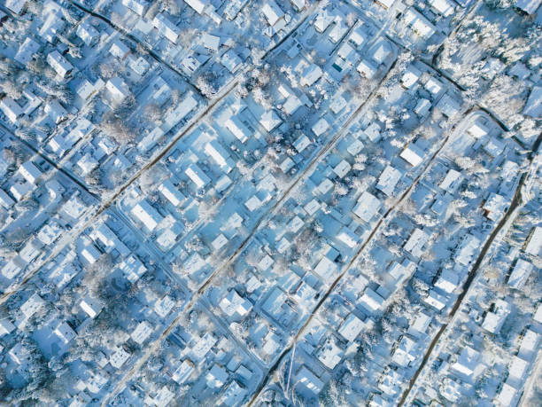 casas suburbanas cubiertas de nieve vistas desde arriba - satellite view aerial view cityscape suburb fotografías e imágenes de stock