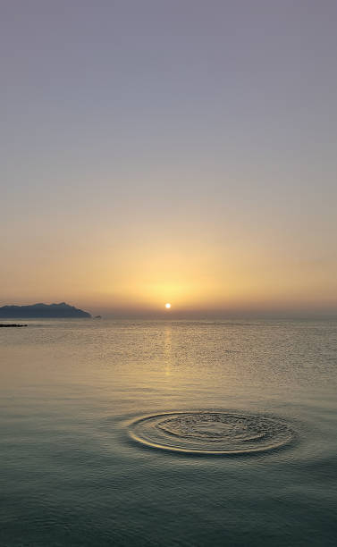 同心円と夕暮れ時の海 - zen like sea horizon over water blurred motion ストックフォトと画像