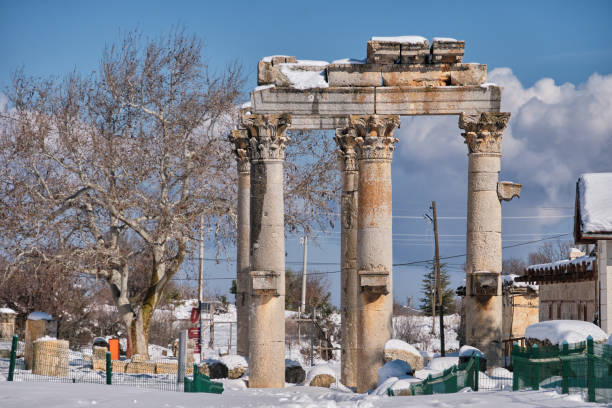 ceremonial gate (pillars) at uzuncaburc (diocaesarea) , mersin - turkey - uzuncaburc temple roman mediterranean culture imagens e fotografias de stock