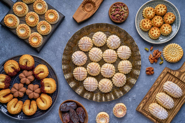中東のお菓子。お祝いのための伝統的なアラビアビスケット イード・アル・フィトル .セモリナクッキー マムー、プチフール。上面図 - petit four ストックフォトと画像